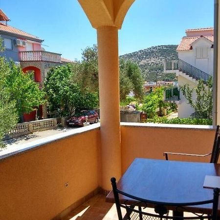 Apartments Antonija - Fitness Vinišće Exteriör bild