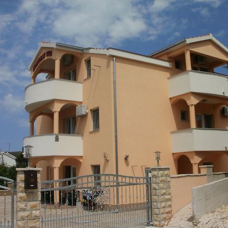 Apartments Antonija - Fitness Vinišće Exteriör bild