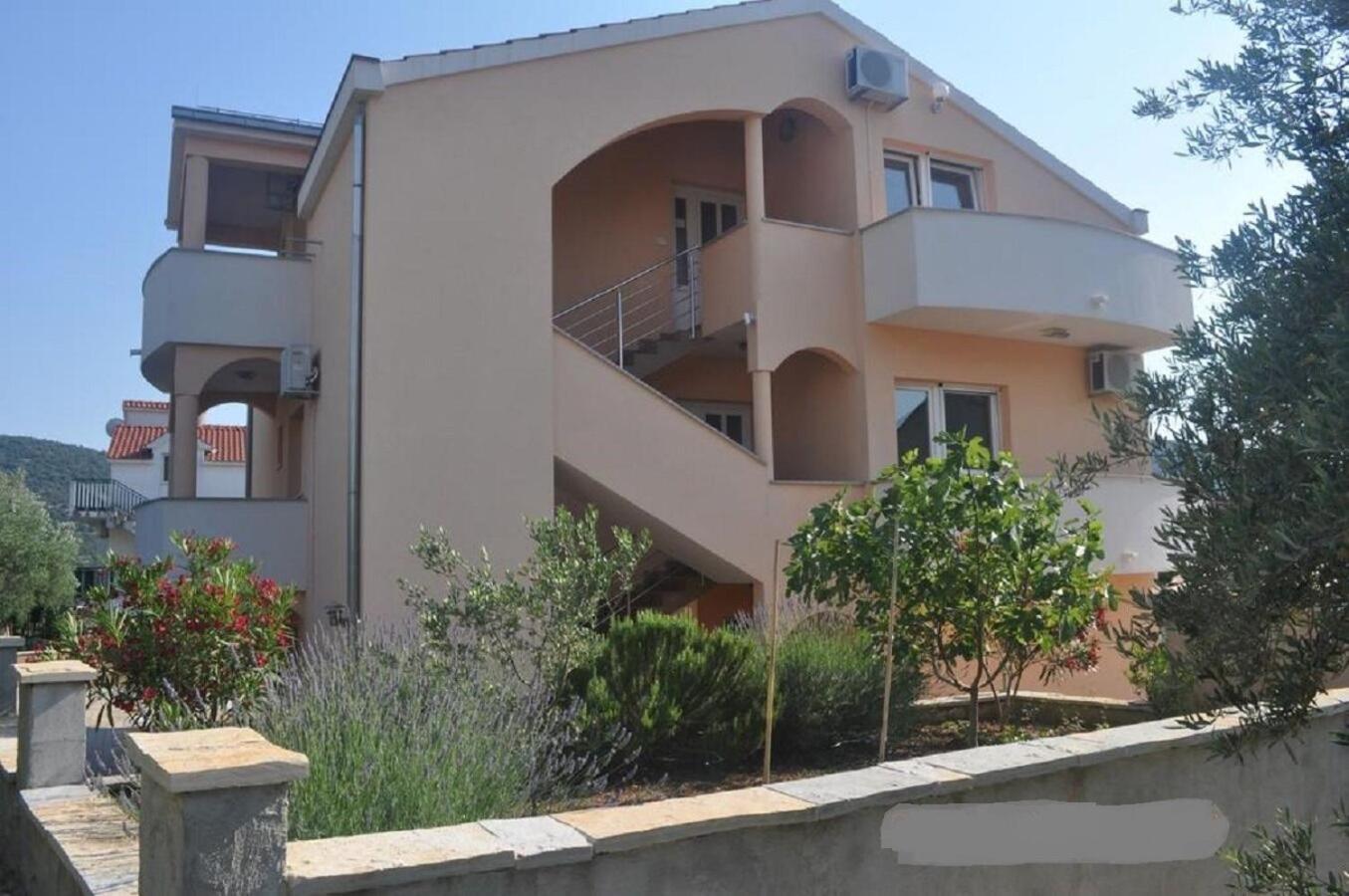 Apartments Antonija - Fitness Vinišće Exteriör bild