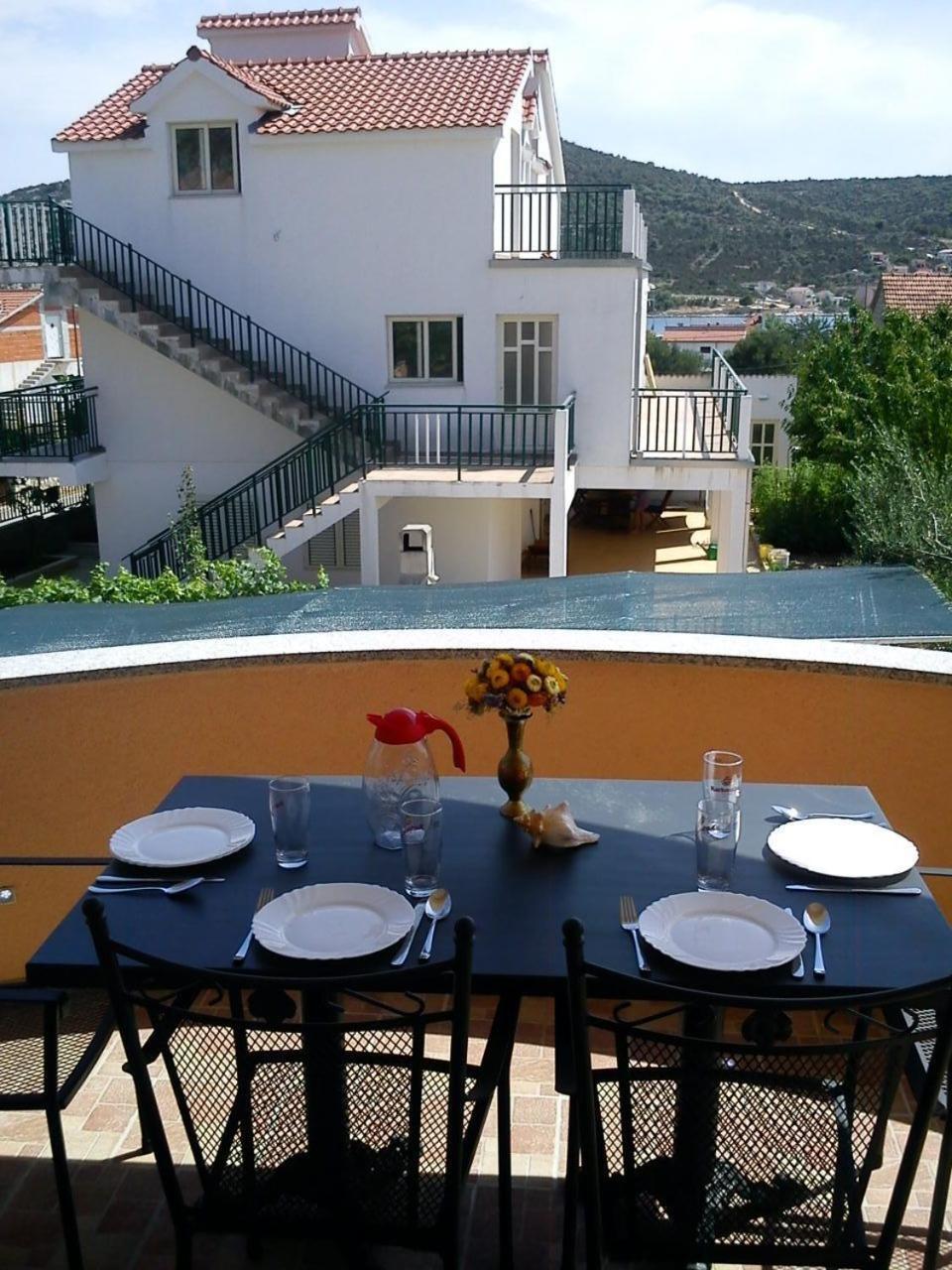 Apartments Antonija - Fitness Vinišće Exteriör bild